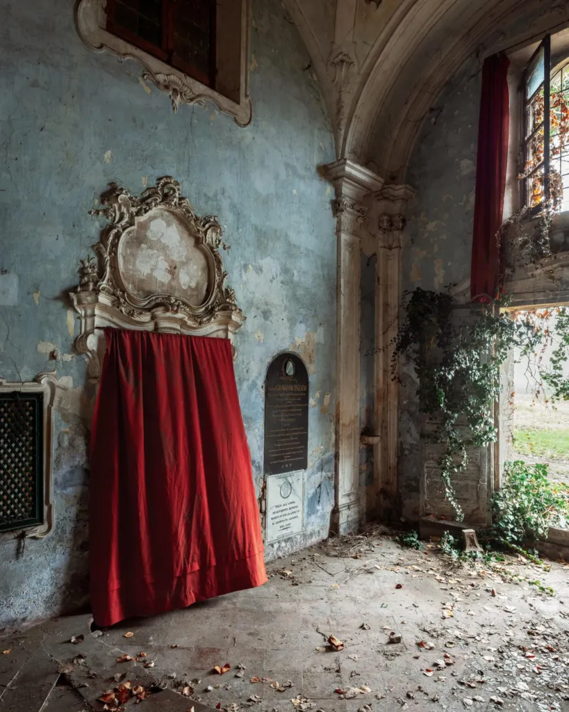 Cronache dell’Intervallo: Nicola Bertellotti porta a Roma la fotografia del tempo sospeso 1 Elegia in una chiesa di campagna 120x96cm credits Nicola Bertellotti